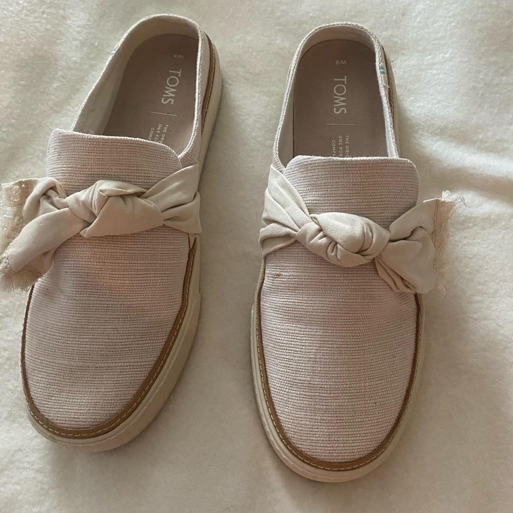 Toms slip on tennis shoe